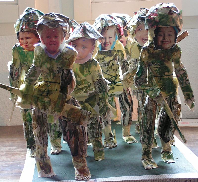 Kindersoldaten 3, 2007, Zeitung-Fotoausriss, 41x38x80.jpg